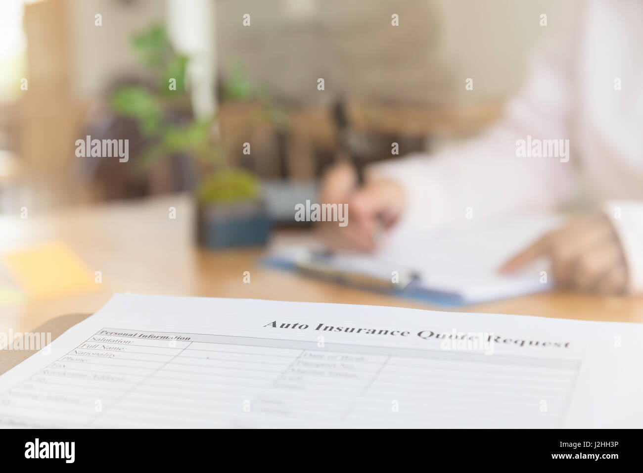 Persona 's mano compilare assicurazione auto modulo su una clipboard - Motore auto rimborso concetto del veicolo Foto Stock