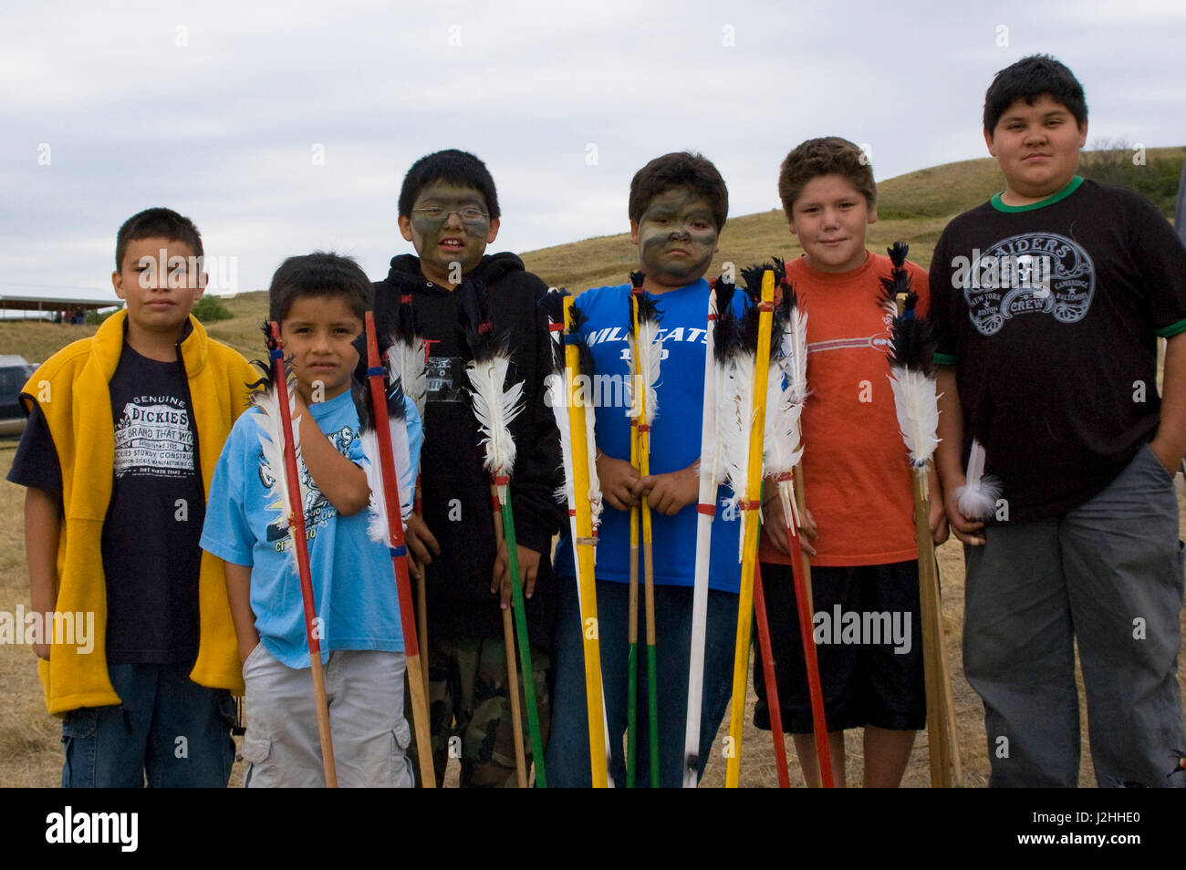 Gruppo di giovani bambini, membri delle tre tribù affiliate (Mandan, Arikara e Hidatsa) oggi continuano a giocare a molti dei giochi tradizionali dei loro antenati come freccia toss gioco sulla Fort Berthold Indian Reservation, North Dakota Foto Stock