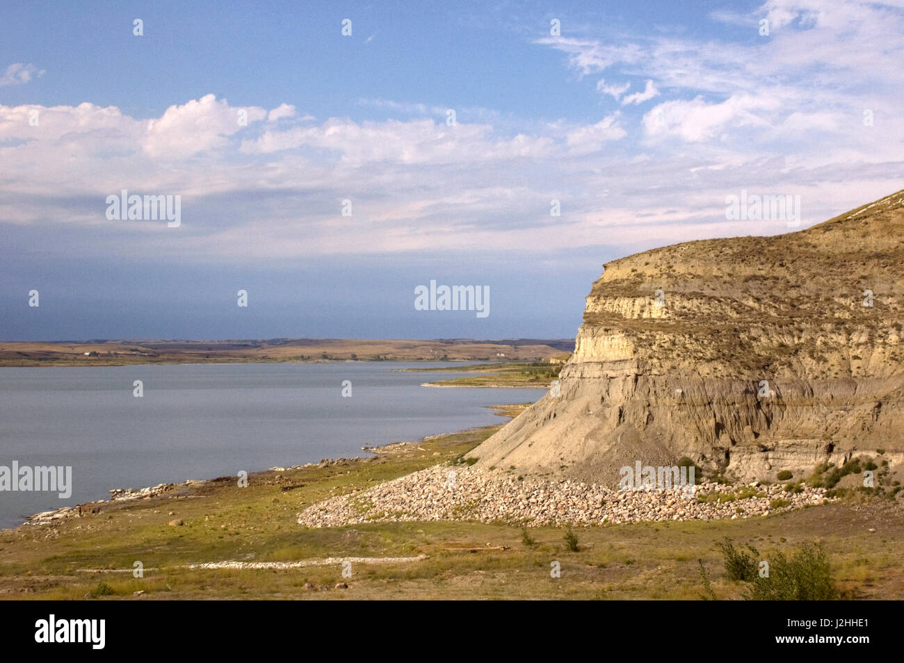 Vista panoramica del fiume Missouri, conosciuto anche come Lago di Sacajawea, con le sue alte scogliere lungo le sponde del fiume scorre attraverso la patria dei Mandan, Hidatsa e Arikara (tre tribù affiliate) sulla Fort Berthold Indian Reservation ND. Foto Stock