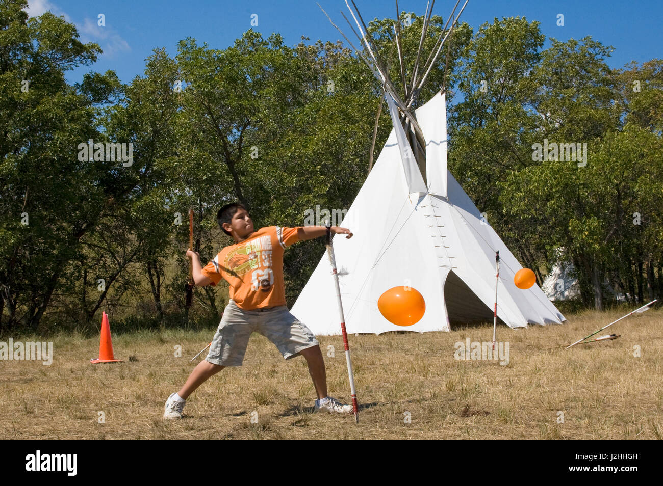 Tre tribù affiliate (Mandan, Arikara e Hidatsa) continuare ad insegnare ai loro figli molti dei giochi tradizionali dei loro antenati come freccia toss gioco sulla Fort Berthold Indian Reservation, North Dakota Foto Stock