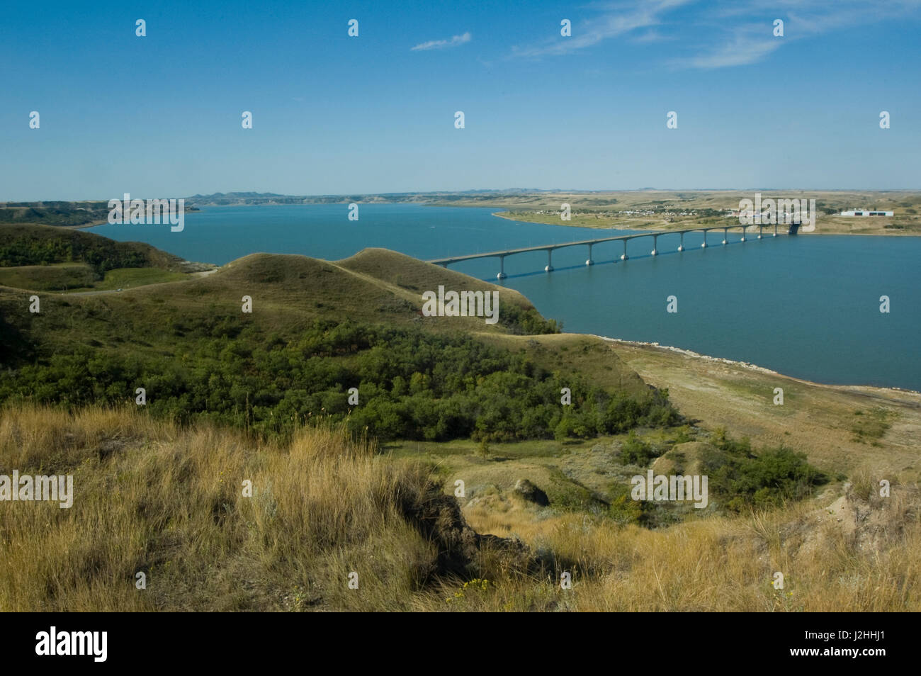 Spettacolare quattro porta Bridge si estende attraverso il fiume Missouri lago artificiale denominata Sakakawea che collega il Fort Berthold Indian Reservation in North Dakota Foto Stock