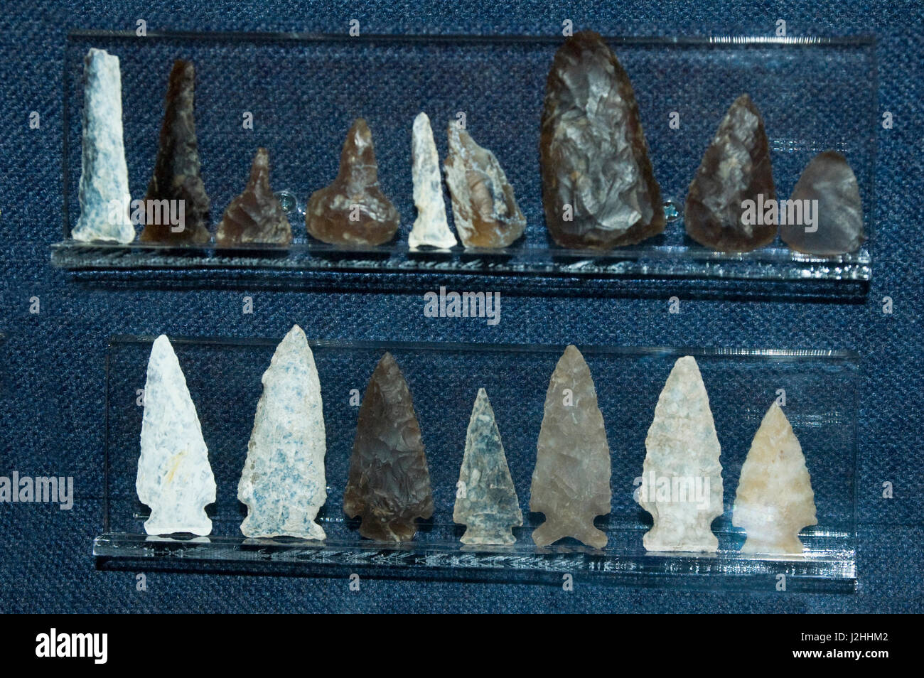 Varietà di punte di freccia in pietra, lancia i punti e le punte di ossidiana e chert sul display del su-A-Slant Indian Village Museum, SD Foto Stock