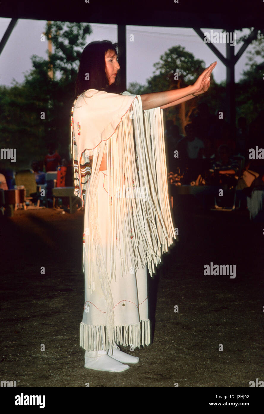 Donna vestita di cervello tradizionale-conciate orlata dress dimostra Native American Sign Language durante una preghiera di apertura all'annuale Miami Potawatomi Pow Wow, Oklahoma Foto Stock