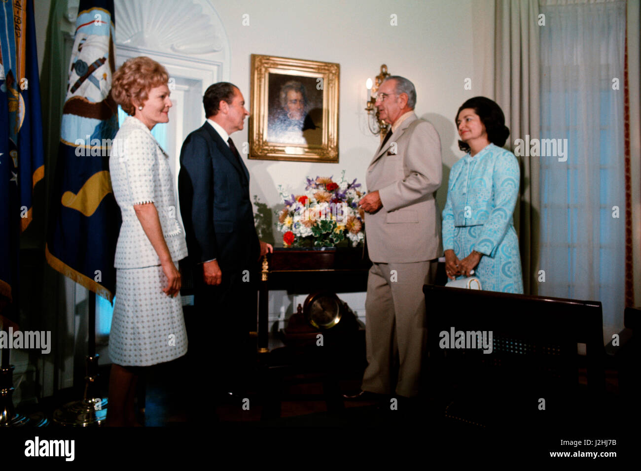 Il presidente Lyndon Johnson mostra la Nixons la replica dell'Ufficio ovale in apertura di LBJ Library su maggio 22,1971, Austin, Texas Foto Stock