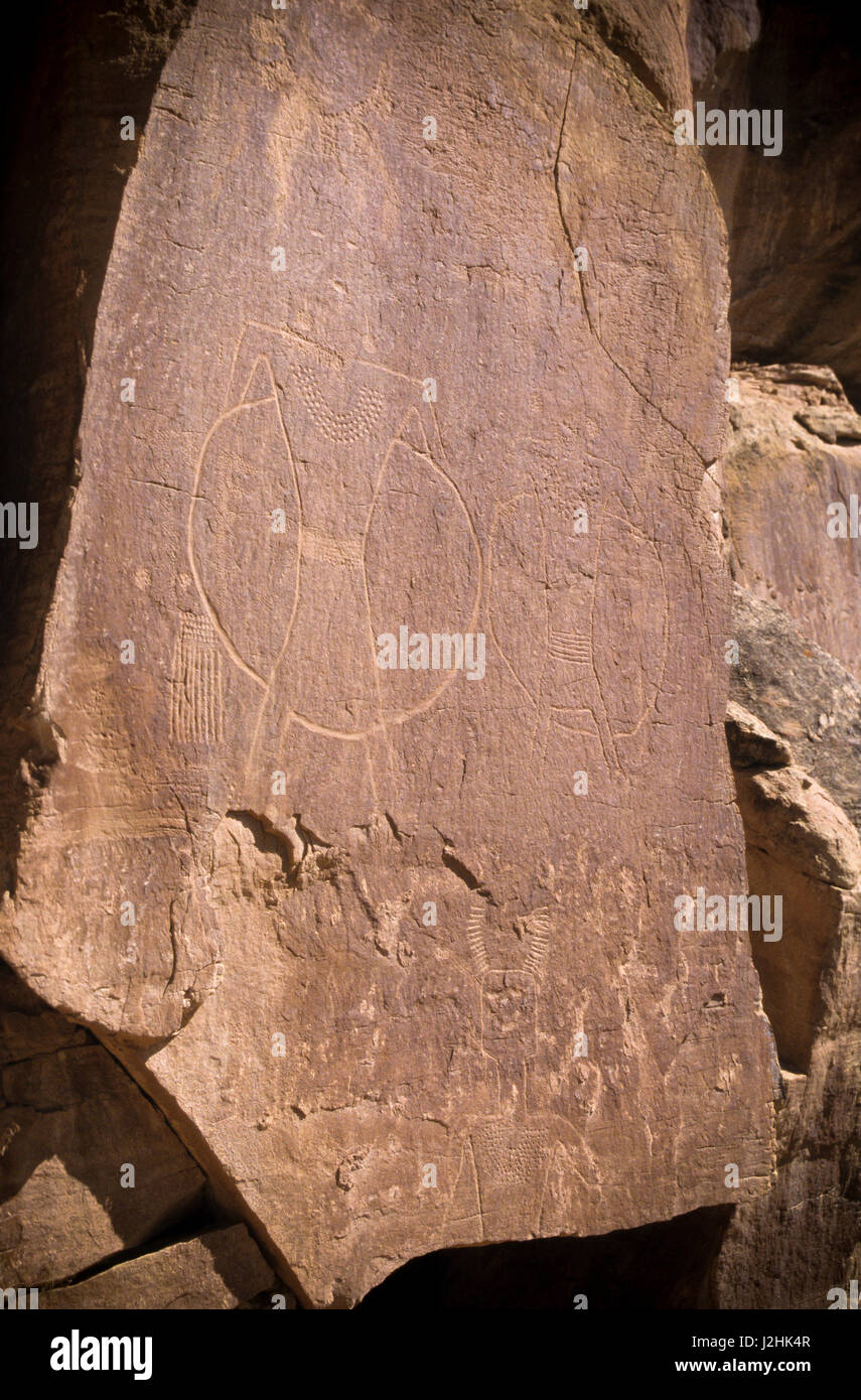 Antica Ute petroglyph simboli di varie figure umane scolpite sulle pareti di roccia, Primaverile Utah Foto Stock
