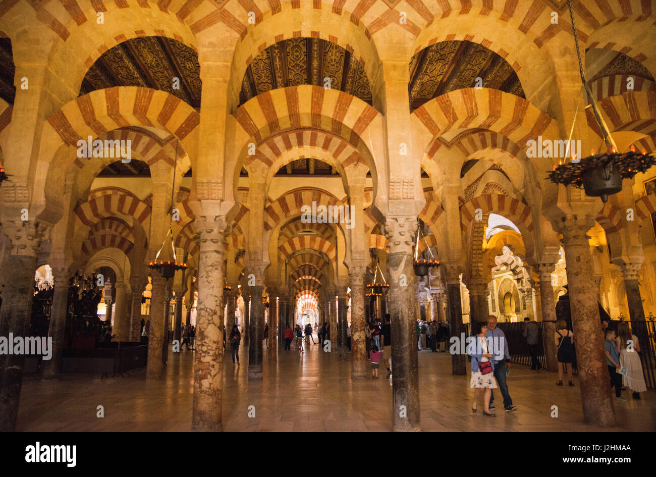 CORDOBA, Spagna - 04 April, 2017: turisti non identificato per esplorare a Madinat al-Zahra a Cordoba il 04 aprile 2017, la mediana , Spagna, Medina case Foto Stock