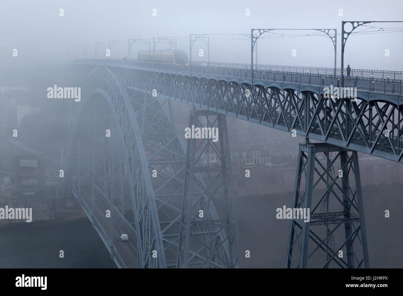 Ponte, ponte ad arco Ponte Dom Luis i sopra il Douro, con nebbia, Porto, Portogallo, Europa Foto Stock