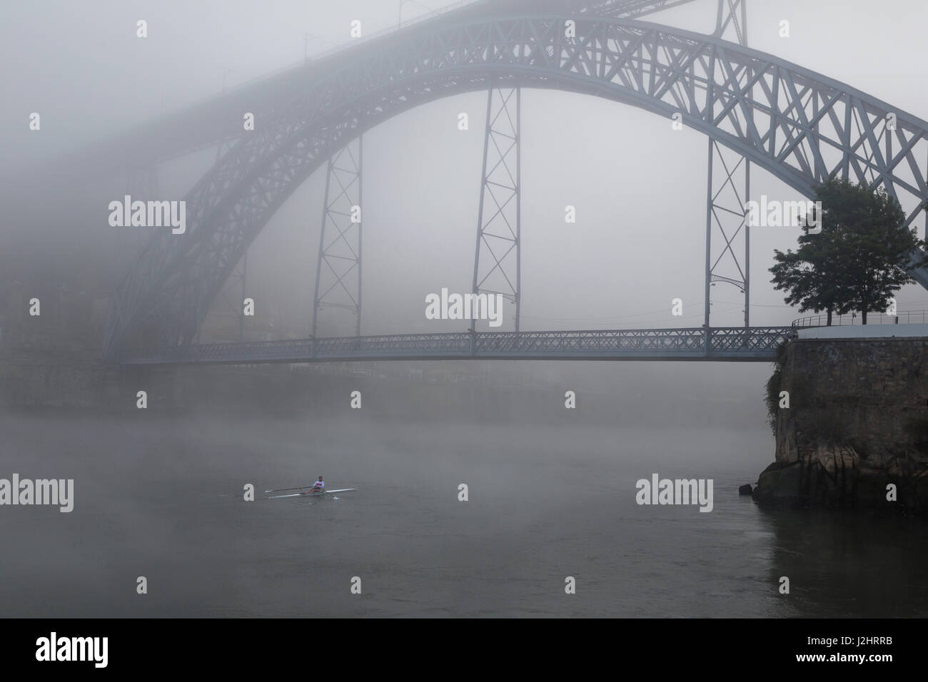 Ponte, ponte ad arco Ponte Dom Luis i sopra il Douro, con nebbia, Porto, Portogallo, Europa Foto Stock