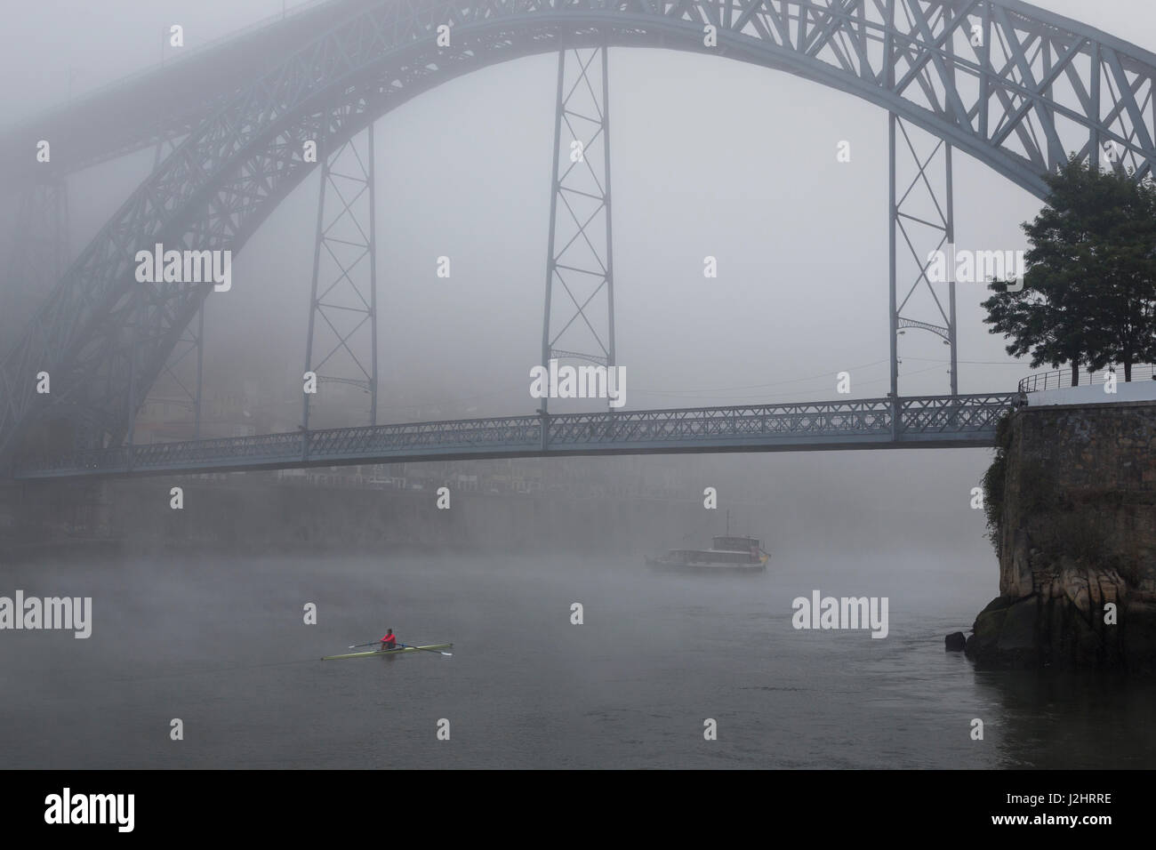 Ponte, ponte ad arco Ponte Dom Luis i sopra il Douro, con nebbia, Porto, Portogallo, Europa Foto Stock