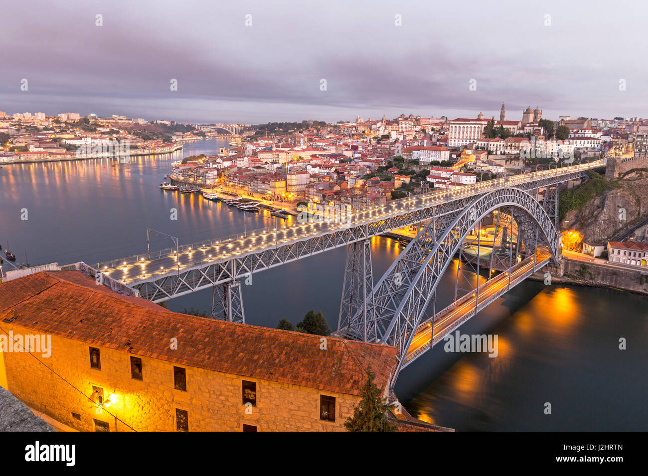 Vista su Porto con ponte, Ponte Dom Luís i, attraverso il fiume Douoro, Portogallo, Europa Foto Stock