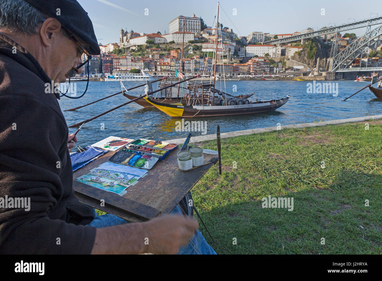 Pittore di fronte alle barche Rabelo, porto di barche del vino sul Rio Douro, fiume Douro, Porto, Portogallo, Germania Foto Stock