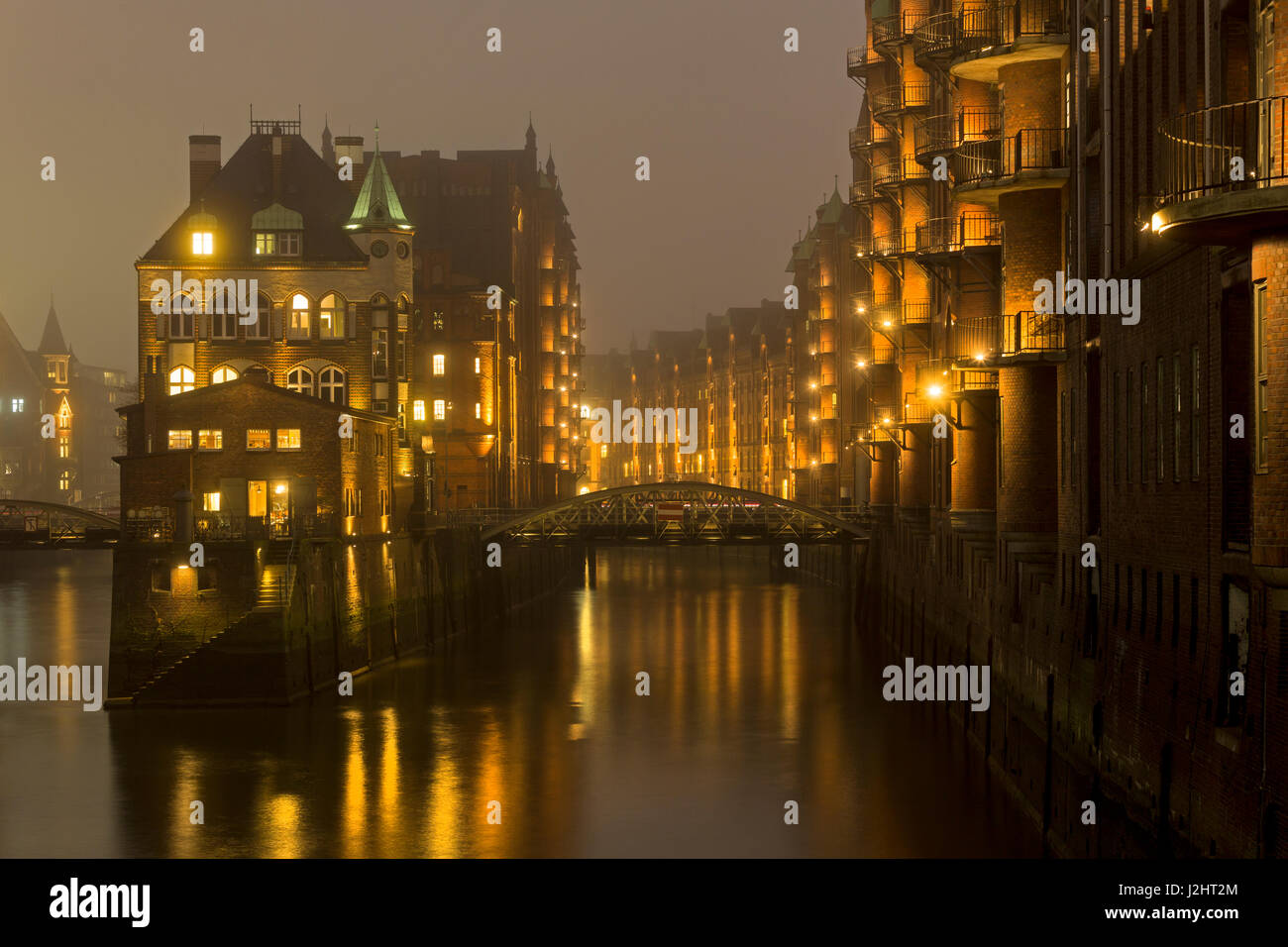 Castello d'acqua, fleetschlösschen di notte tra holländischbrookfleet e wandrahmsfleet, storico distretto Warehouse, Amburgo, Germania Foto Stock