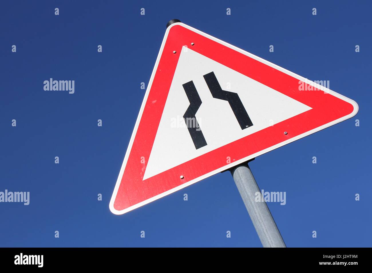 Il tedesco cartello stradale: la strada si restringe, entrambi i lati, stretto collo di bottiglia a livello di sito in costruzione, lavori stradali, avvertimento, triangolare Foto Stock