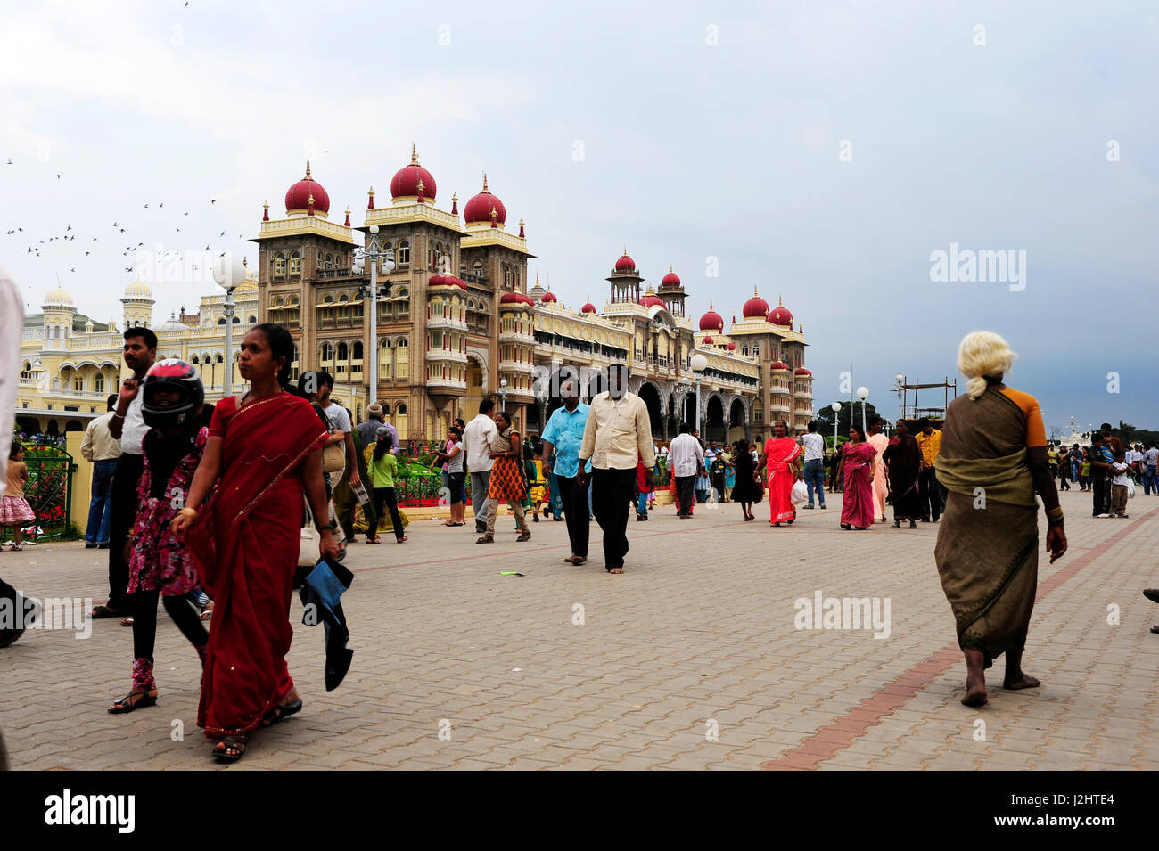 Popolo Indiano in visita a Mysore Palace a Mysore town, Karnataka, India Foto Stock