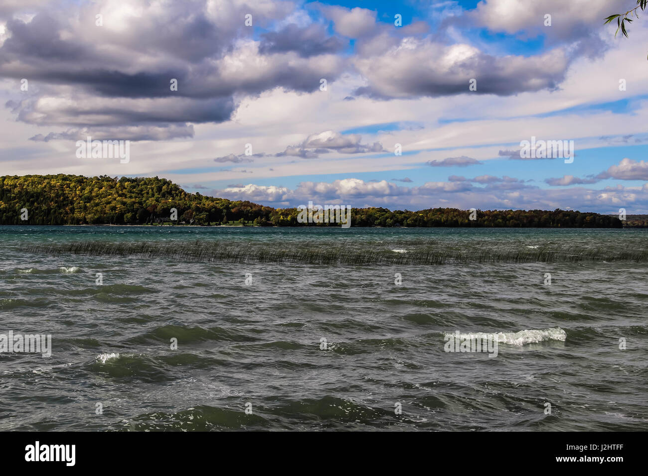 Drammatica cielo nuvoloso ed acqua grigia scenic background, Canada Foto Stock