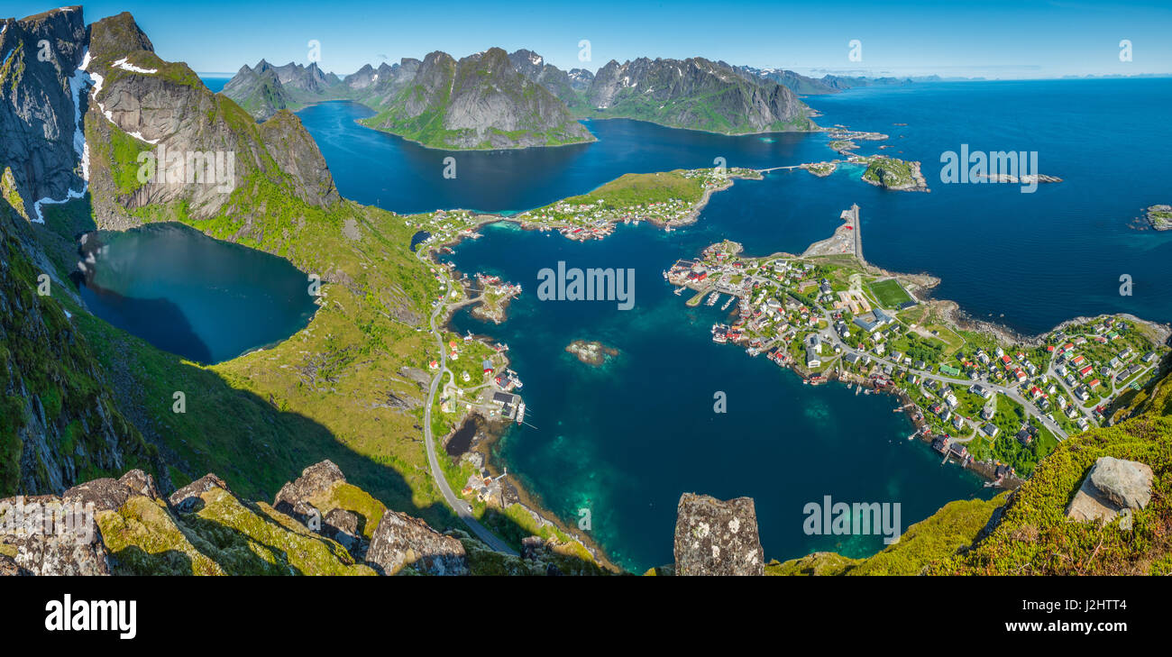 La splendida vista dal Reinebriggen a Reine città e montagne costiere, il mare e i laghi del sud arcipelago delle Lofoten, Norvegia Foto Stock