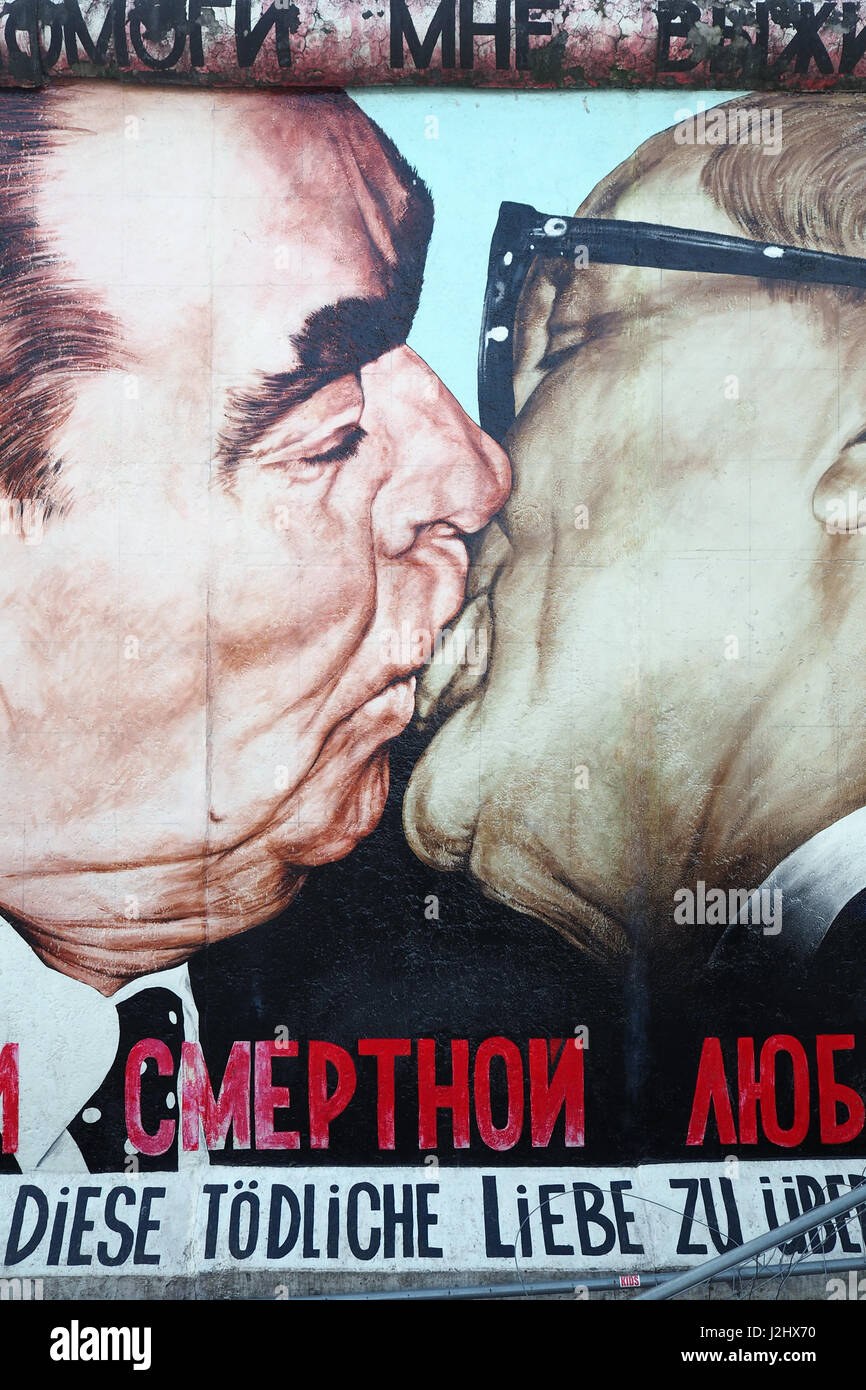 Graffiti raffiguranti il famoso bacio tra Honecker e Brezhnev ,nella famosa sezione del muro di Berlino (Berliner Mauer) denominata "East side gallery" Foto Stock
