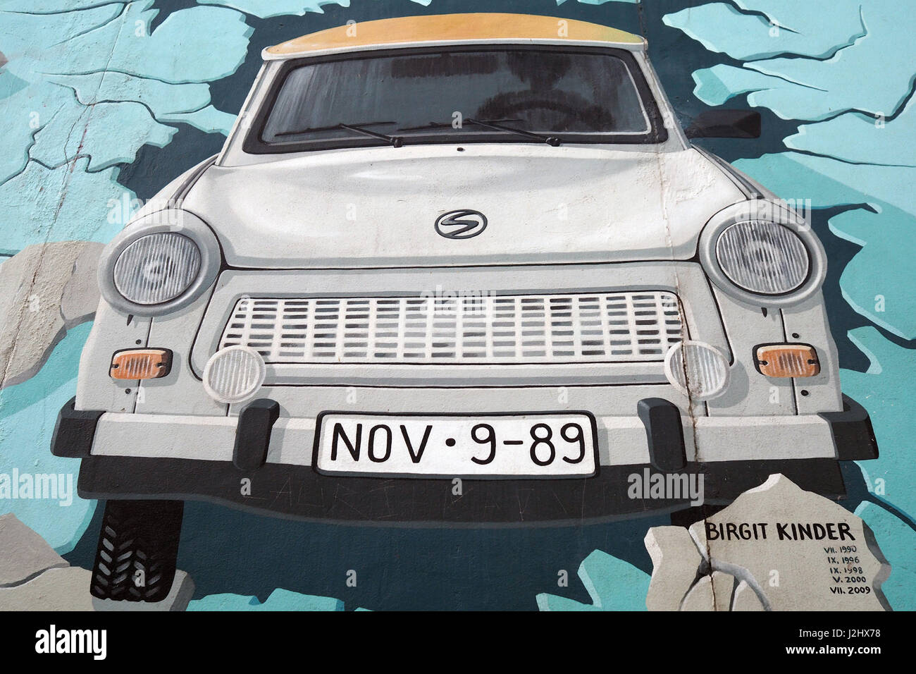 Graffiti raffiguranti la Trabant,l'auto più popolari in Germania est,nella famosa sezione del muro di Berlino (Berliner Mauer) denominata "East side gallery" Foto Stock
