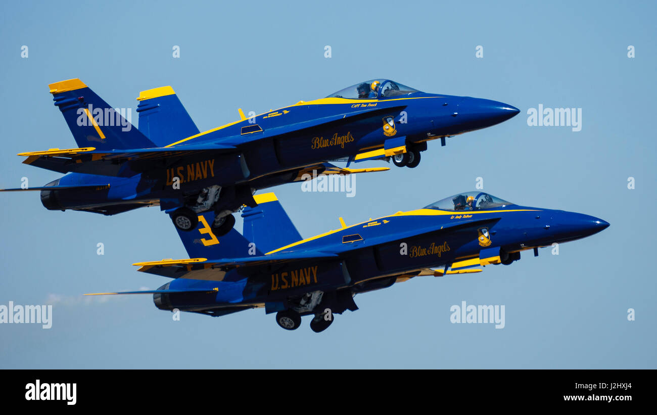 Blue Angels di decollare in Oregon Airshow internazionale. Foto Stock