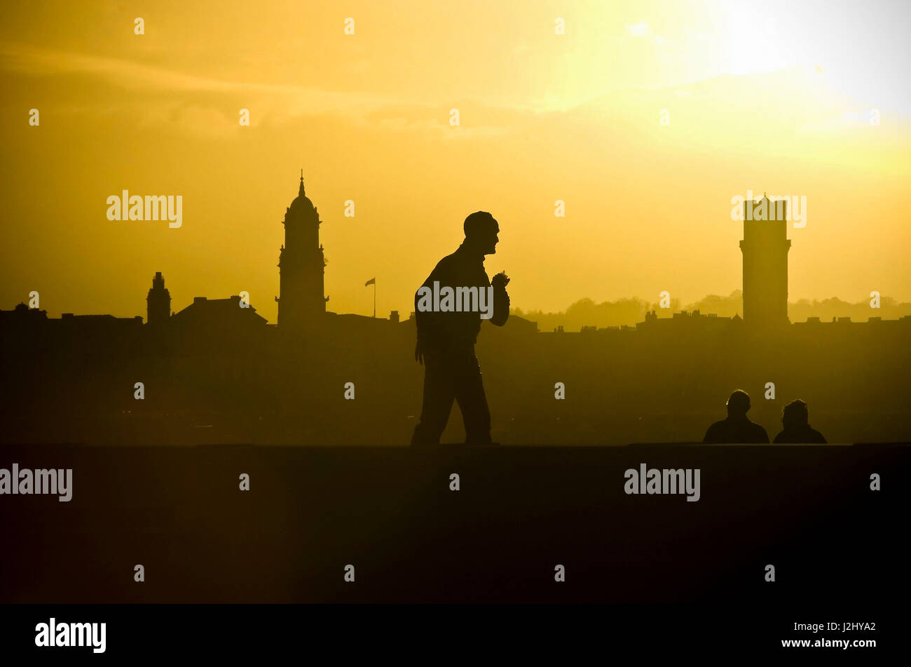 Capitano Johhny Walker statua su Liverpool pierhead con semi di papavero. Ricordo battaglia dell'atlantico Foto Stock