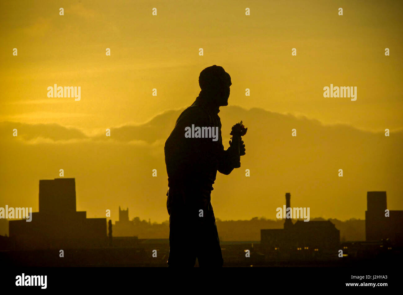 Capitano Johhny Walker statua su Liverpool pierhead con semi di papavero. Ricordo battaglia dell'atlantico Foto Stock