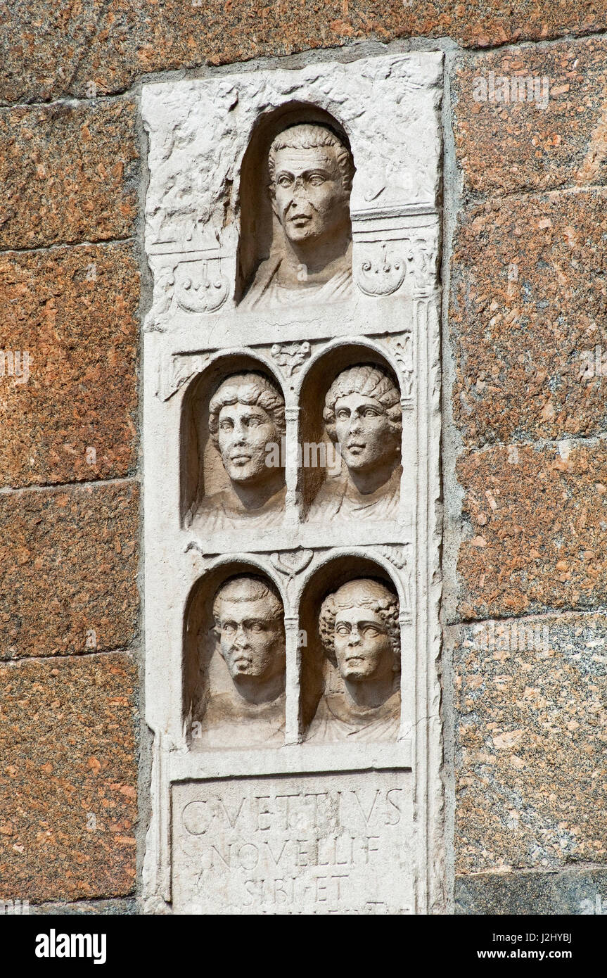 L'Italia, Lombardia, Milano, Via Alessandro Manzoni Street, Archi di Porta Nuova, le porte delle mura medievali intorno a Milano Foto Stock