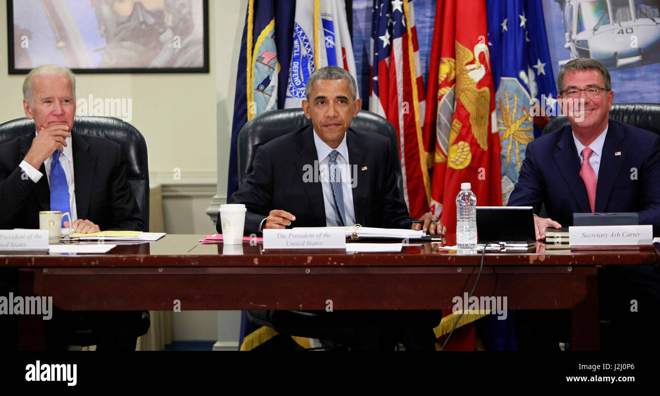 Pres. Barack Obama riceve un aggiornamento dal suo team di sicurezza nazionale sulla campagna di degradare e distruggere l'ISIL gruppo terroristico. (L a r: VP Joseph Biden, Pres. Barack Obama, Sec. di Def. Ashton Carter). Foto Stock