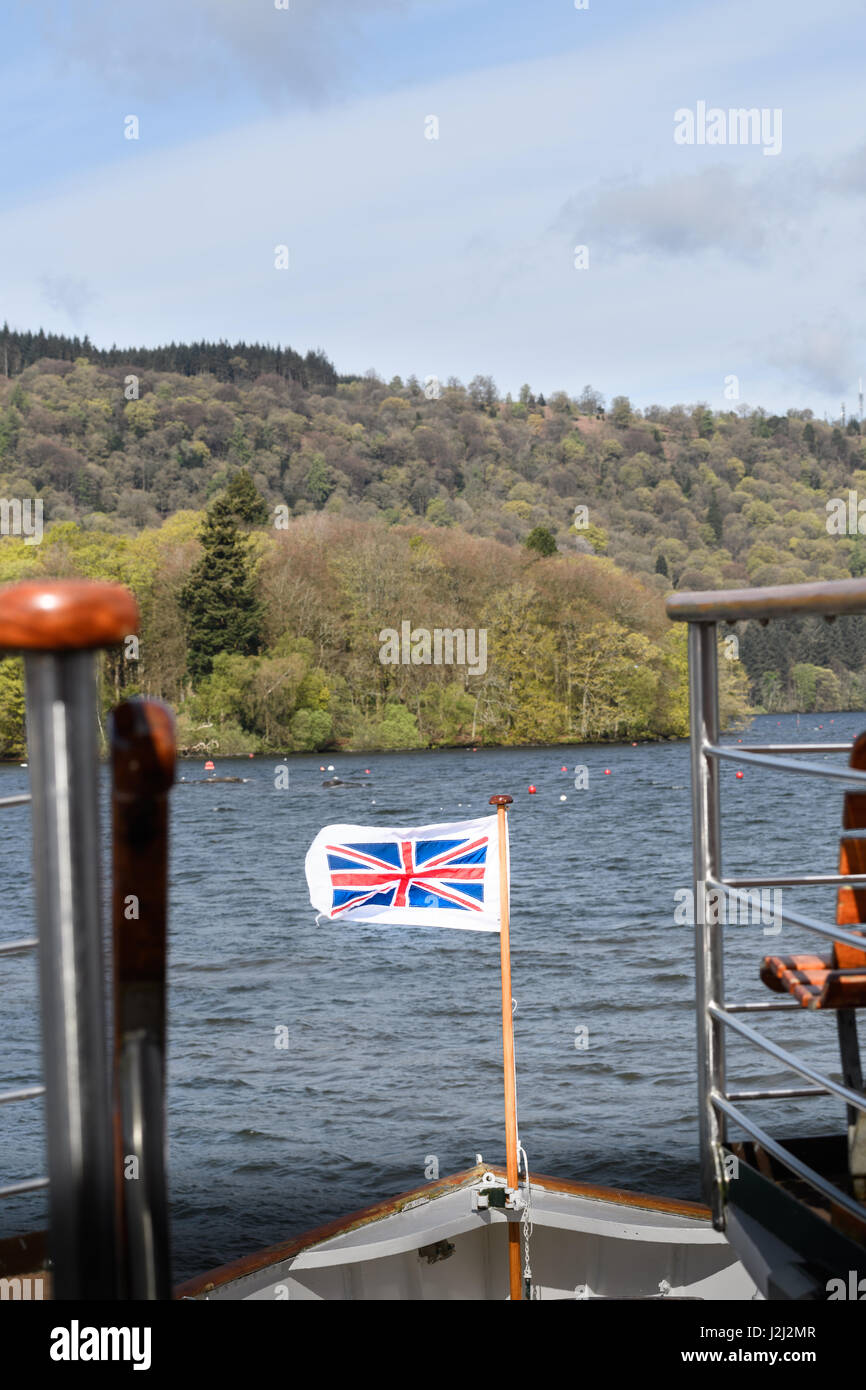 Union Jack flag a prua della barca 'Teal' sul lago di Windermere, Lake District, Cumbria, Inghilterra, Gran Bretagna. Foto Stock