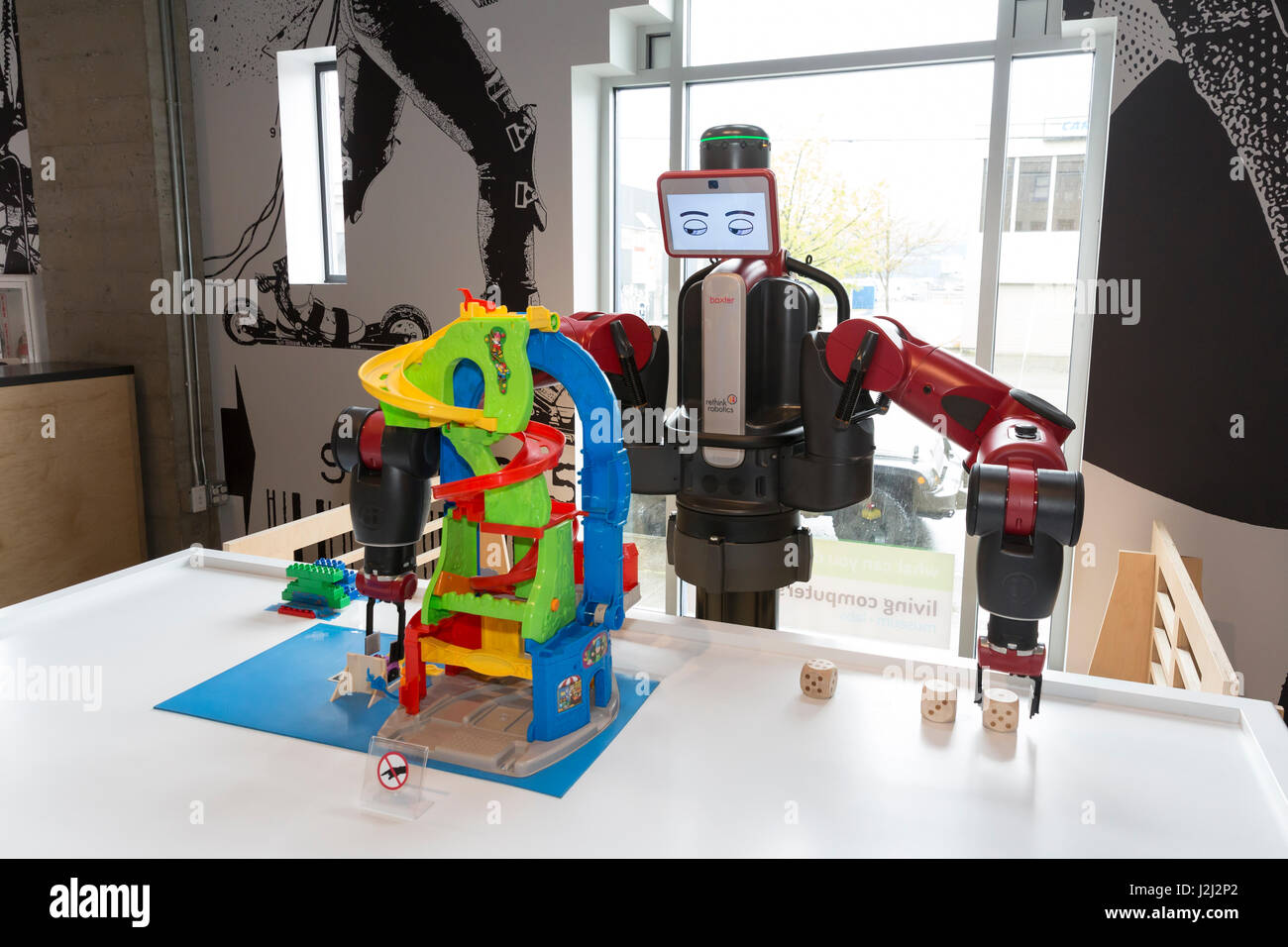 Seattle, Washington: Baxter da ripensare la robotica dimostra le sue abilità nella robotica presentano al computer vivente: Museo + Labs. Anche noto Foto Stock