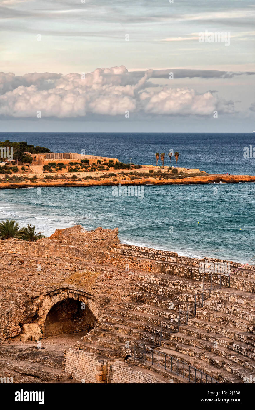 Tarragona (Catalogna, Spagna): i ruderi del romano amphiteater, sulla costa mediterranea Foto Stock