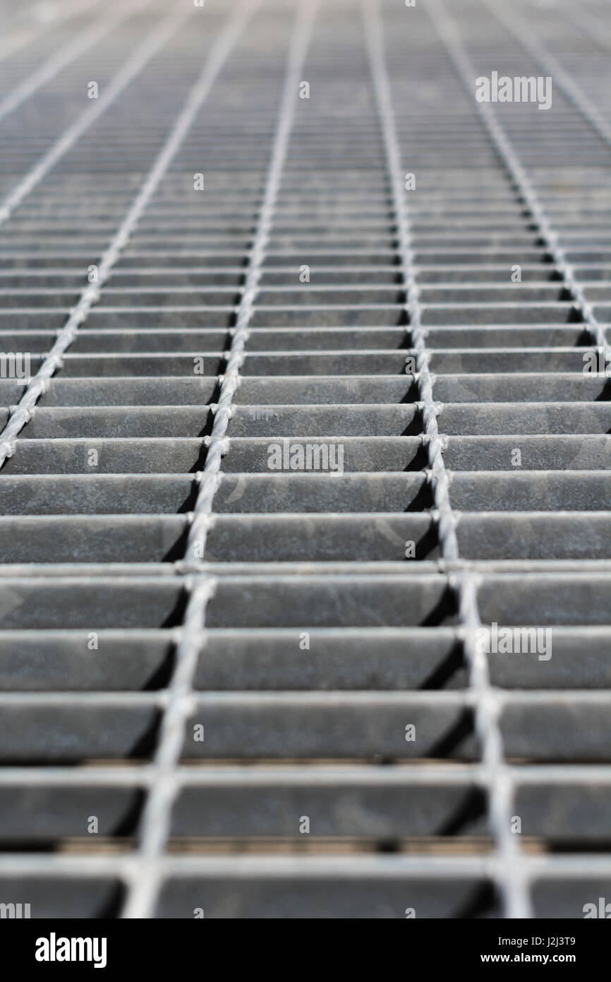 In acciaio zincato e piastre di passerella - potenzialmente metafora per l'industria, impianti industriali e di produzione. Abstract collegamenti / interconnessi. Foto Stock