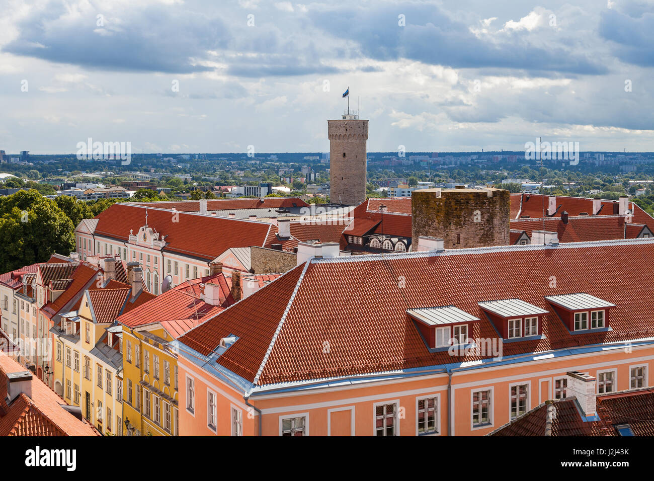 Tallinn vista della città vecchia castello con tetti di tegole rosse e Torre principale lungo Herman Foto Stock