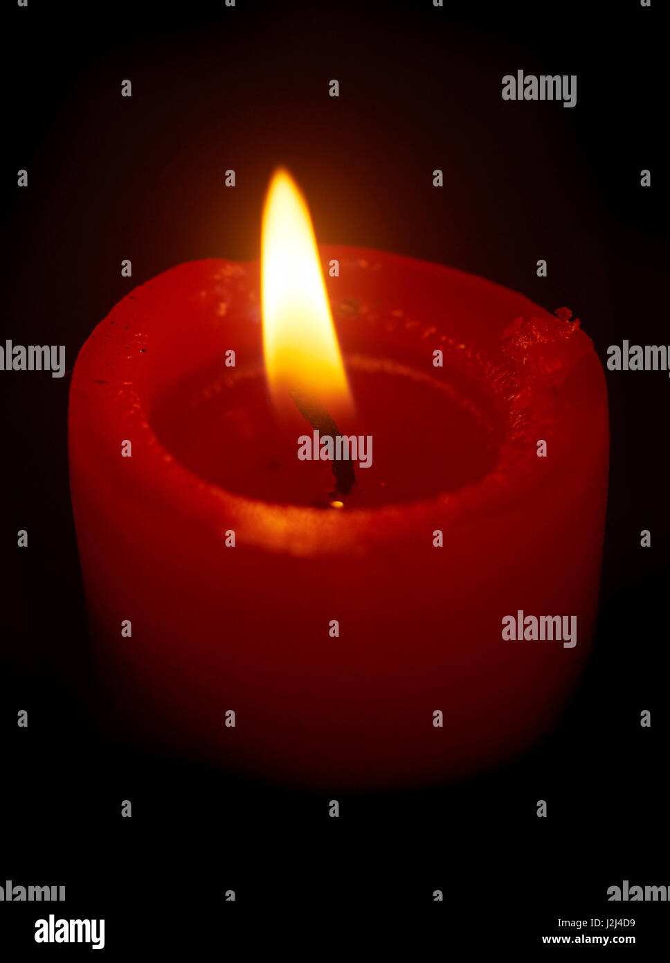 La masterizzazione di candela rossa su sfondo nero close up Foto Stock