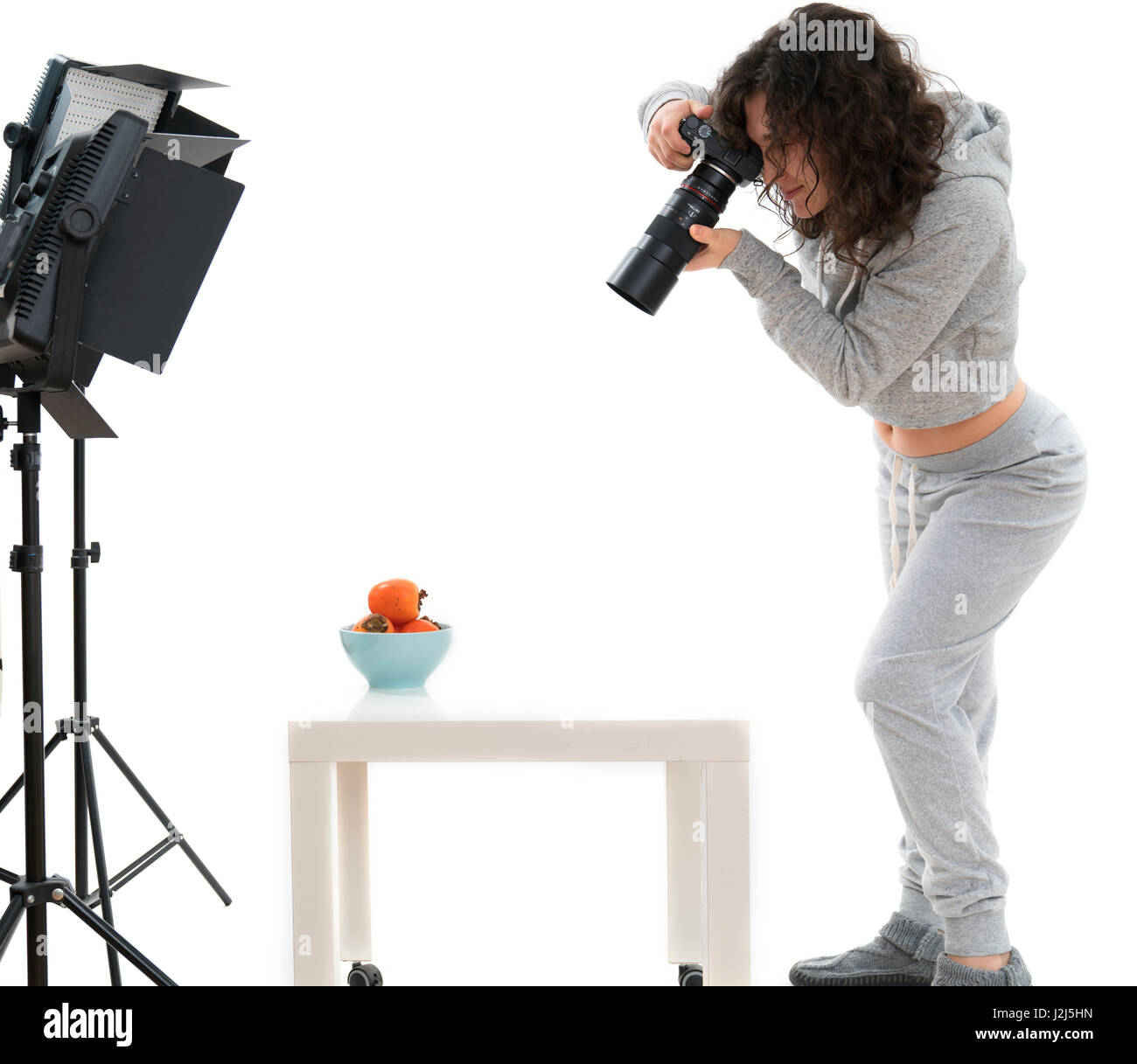 Fotografo femmina in studio riprese ancora in vita. Foto Stock