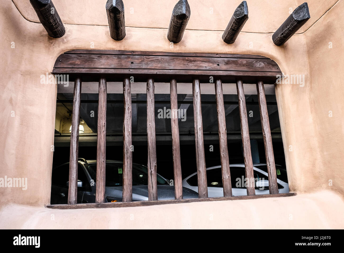 Un stile adobe in un garage di Santa Fe, New Mexico Foto Stock