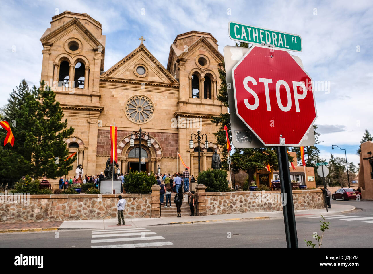 Una vista ravvicinata di un segnale di stop di fronte a San Francesco nella cattedrale di Santa Fe, New Mexico Foto Stock