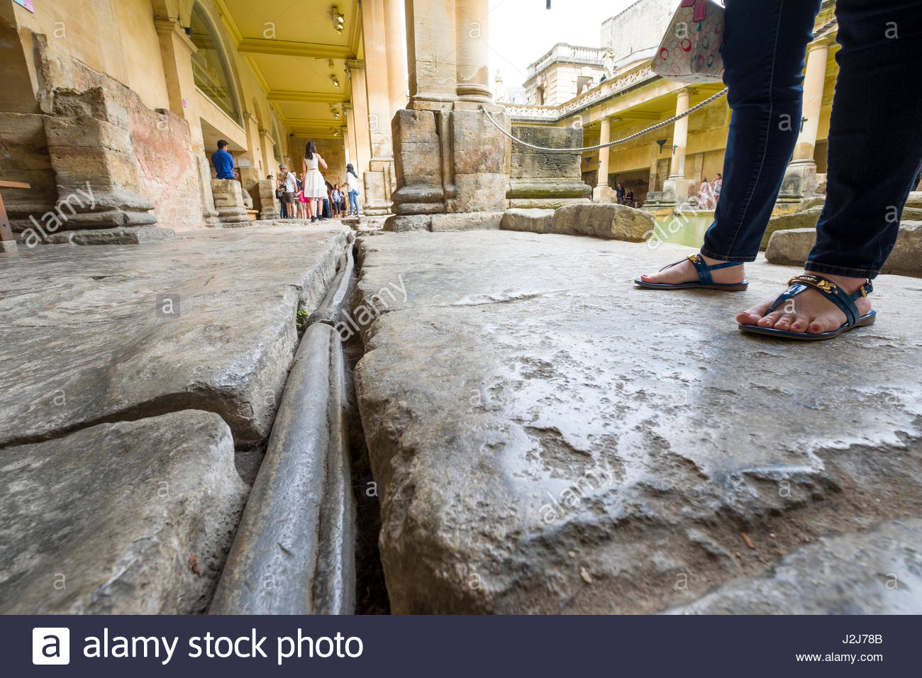 Romano tubo di piombo che fluisce con acqua calda dalla sacra primavera per la grande vasca da bagno, vasca, Somerset, Inghilterra, Regno Unito Foto Stock