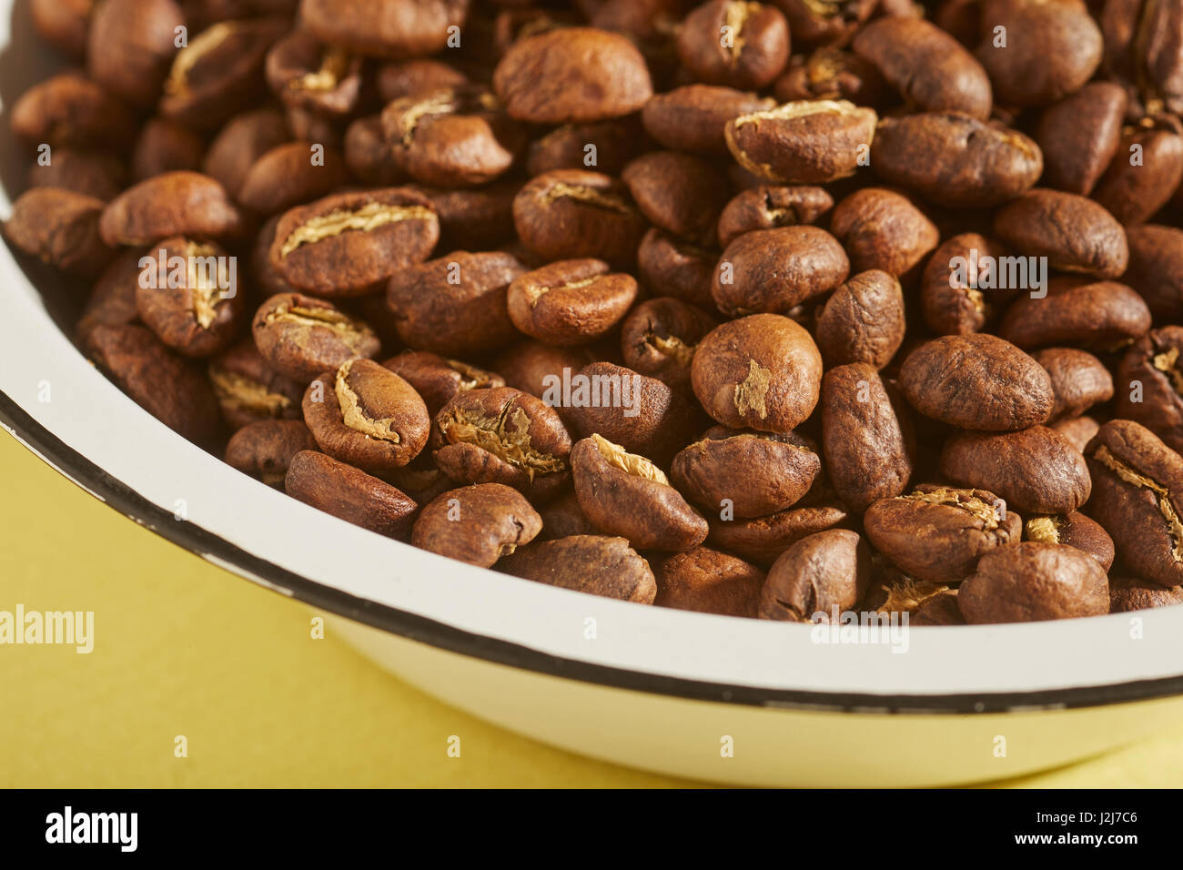 Arrosto di luce intera i chicchi di caffè in stile moderno Foto Stock