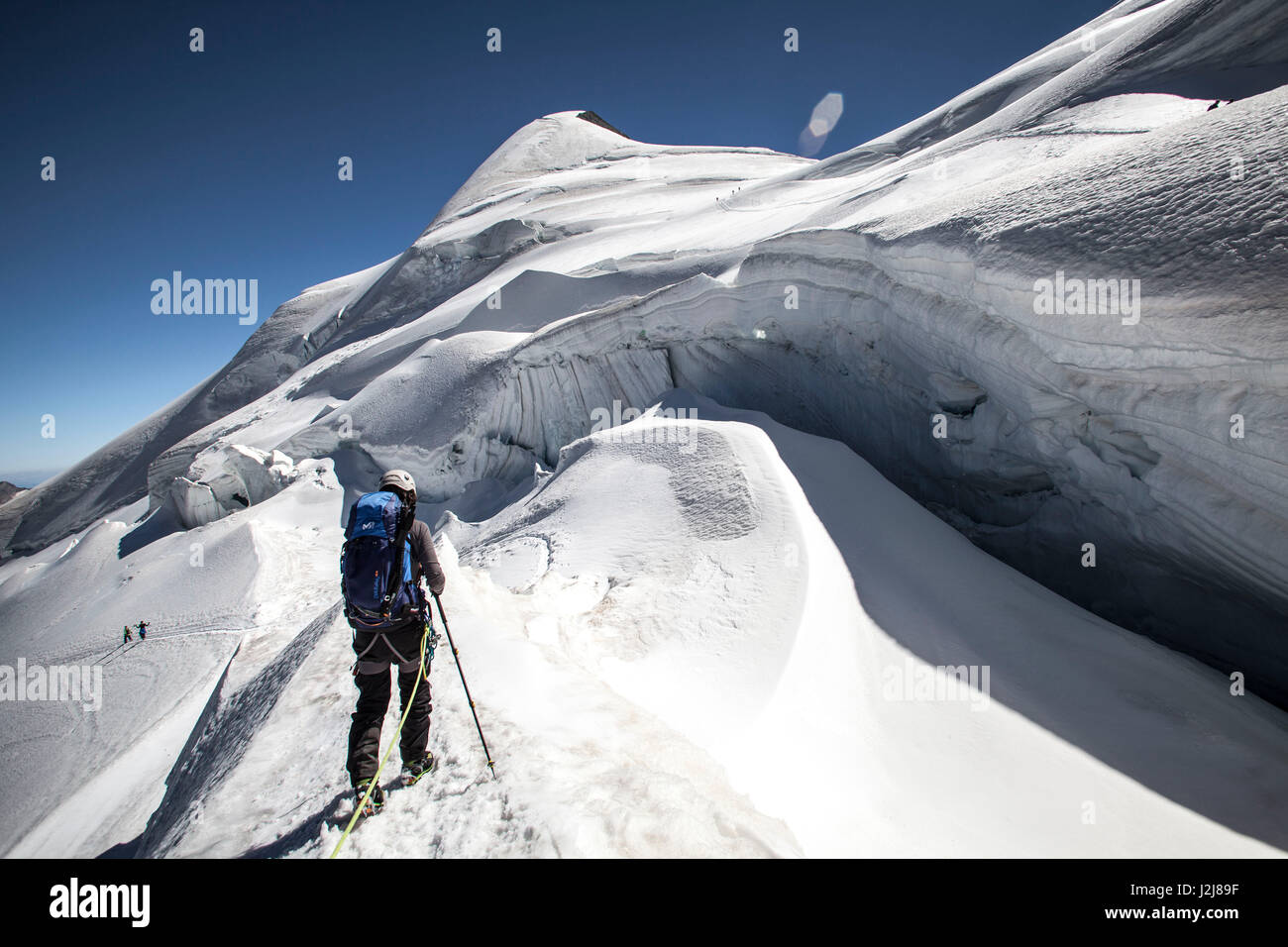 Persona di fronte crepaccio, drift, ghiaccio, forma, ghiacciaio, Svizzera, Saas Fee, vertice, Foto Stock