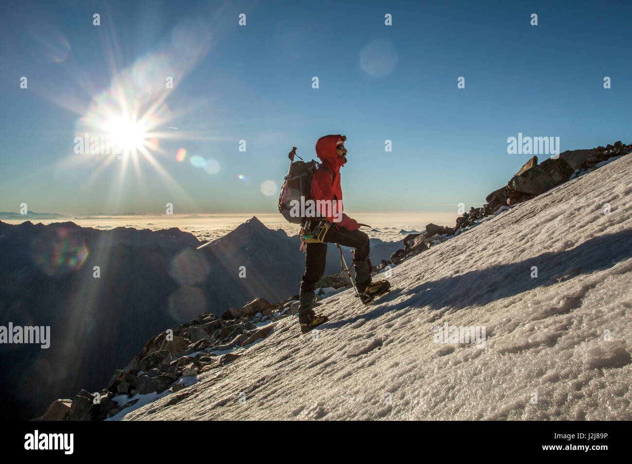 1 persona, trekking, scenario, summit, ghiacciaio, energia, 1 persona, solo, seduto, montagna, paesaggi, ghiacciaio, il mare di nebbia, gioia, guardando alla fotocamera, energia, equilibrato, destinazione, il successo Foto Stock