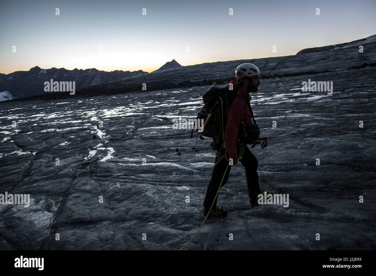 Alpinista di fronte all alba, sunrise, orizzontalmente, ghiaccio, ghiacciaio, il sole, la solitudine, silenzio, ghiacciaio, destinazione, successo, sunrise, Foto Stock