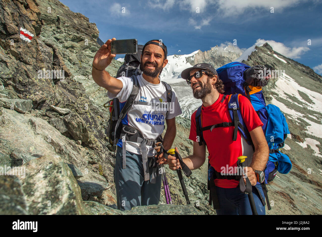 Posa per Selfie, trekking, Svizzera, Tracuit, Zinal, serie Tracuit, 1 persona, sport, destinazione, vertice, mountain range, neve, capanna, segno, percorso alpino, Foto Stock