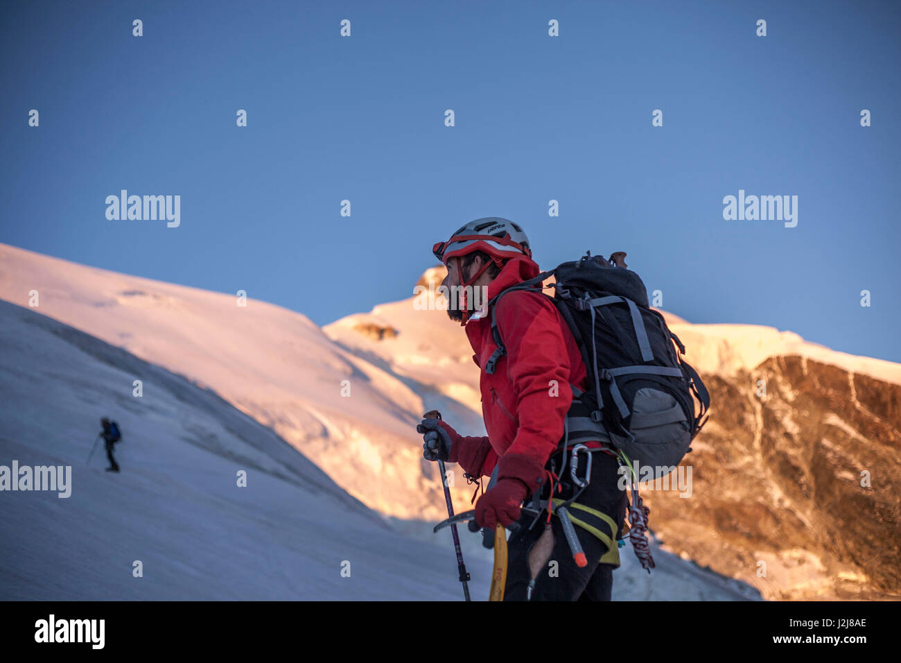 1 persona, trekking, vie fino alla vetta, approccio, vista in avanti, scenario, summit, ghiacciaio, silenzio, avventura, silenzio, equilibrato, destinazione, adattatore, Foto Stock