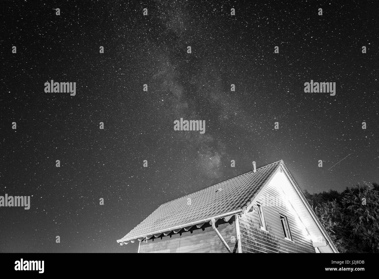 Via Lattea sopra la casa Foto Stock