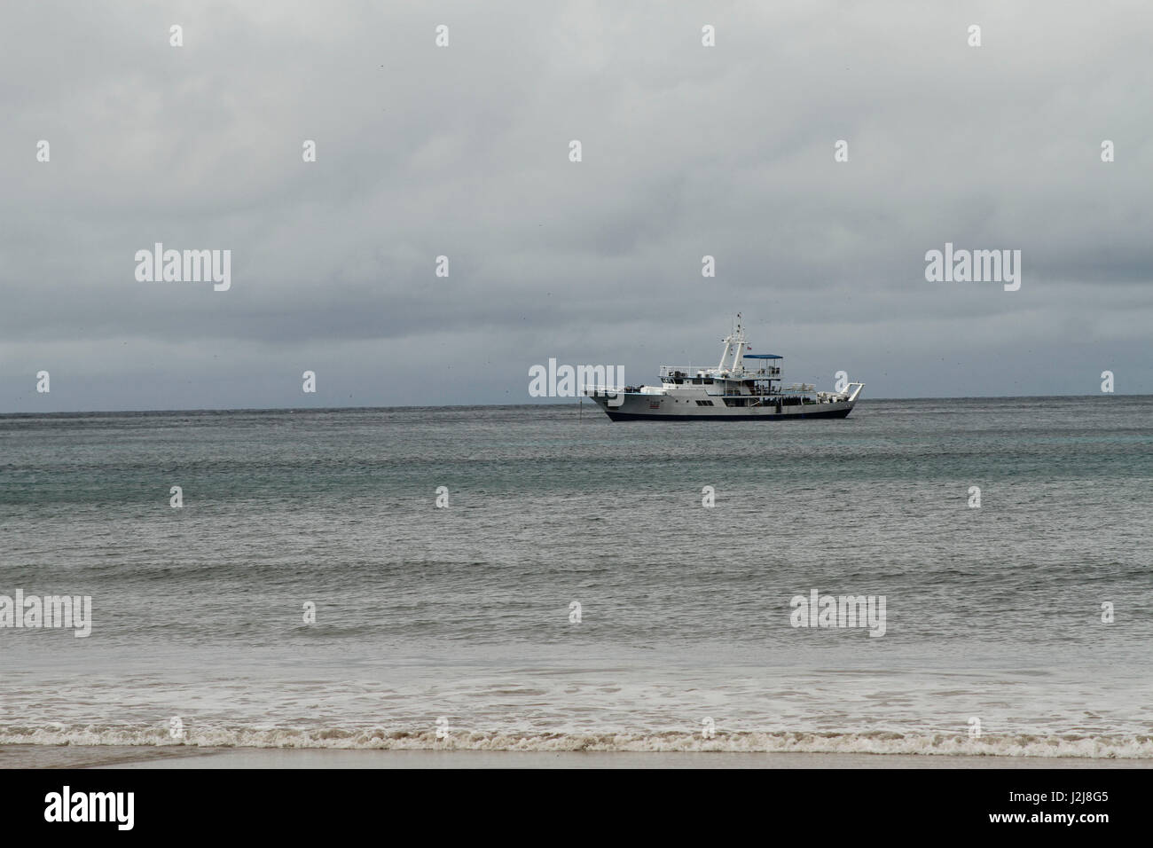 Aggressor di Okeanos nave immersioni dalla spiaggia sabbiosa Cocos Islanda, Costa Rica Foto Stock