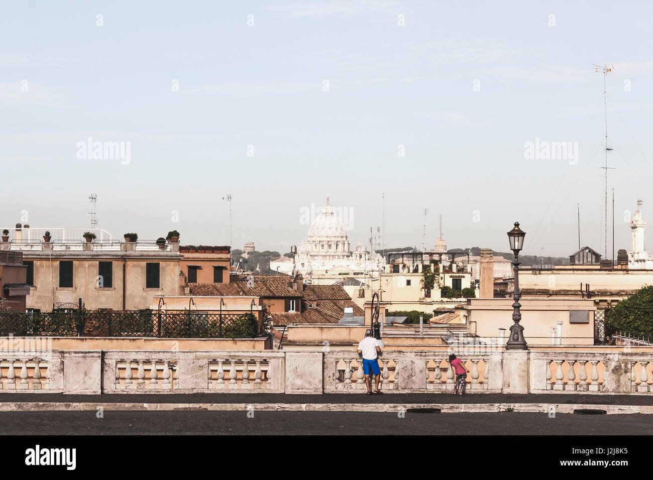 Vista da un ponte a Roma per la Basilica di San Pietro, la città dei sette colli Foto Stock