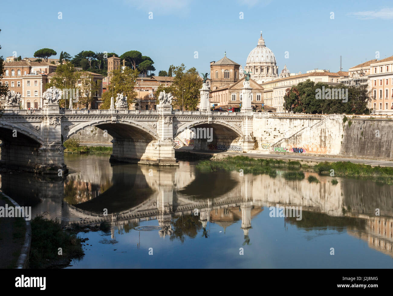 Un ponte sul Tevere con vista della cupola della Basilica di San Pietro. Foto Stock
