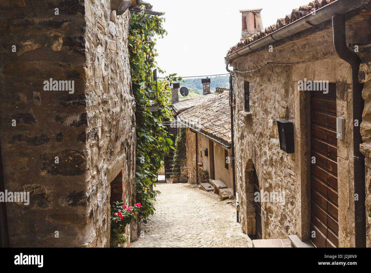 Una corsia in un piccolo villaggio in Italia Foto Stock