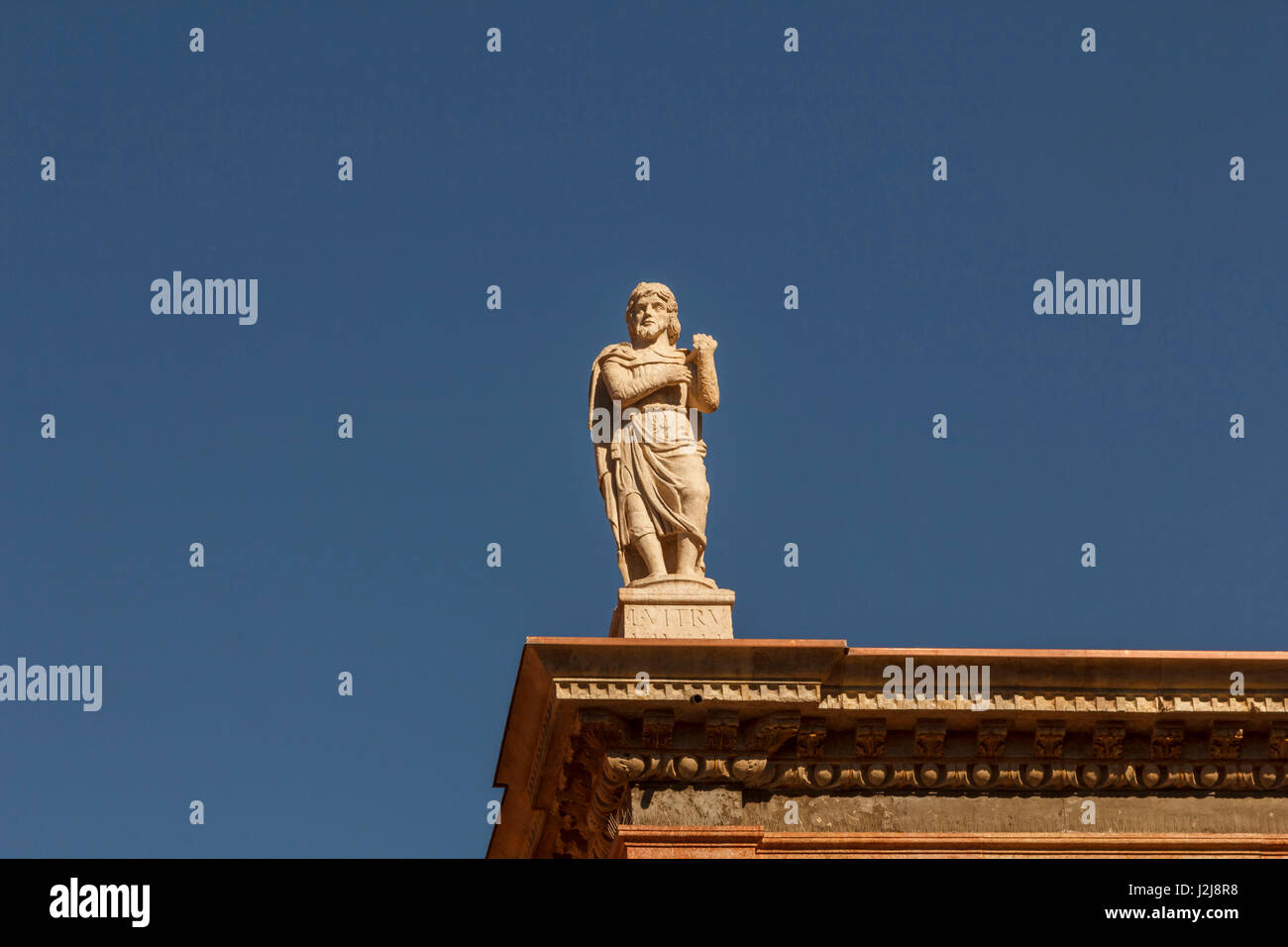 Vista dettagliata, arte e cultura di Verona, una scultura su una casa tetto. Foto Stock