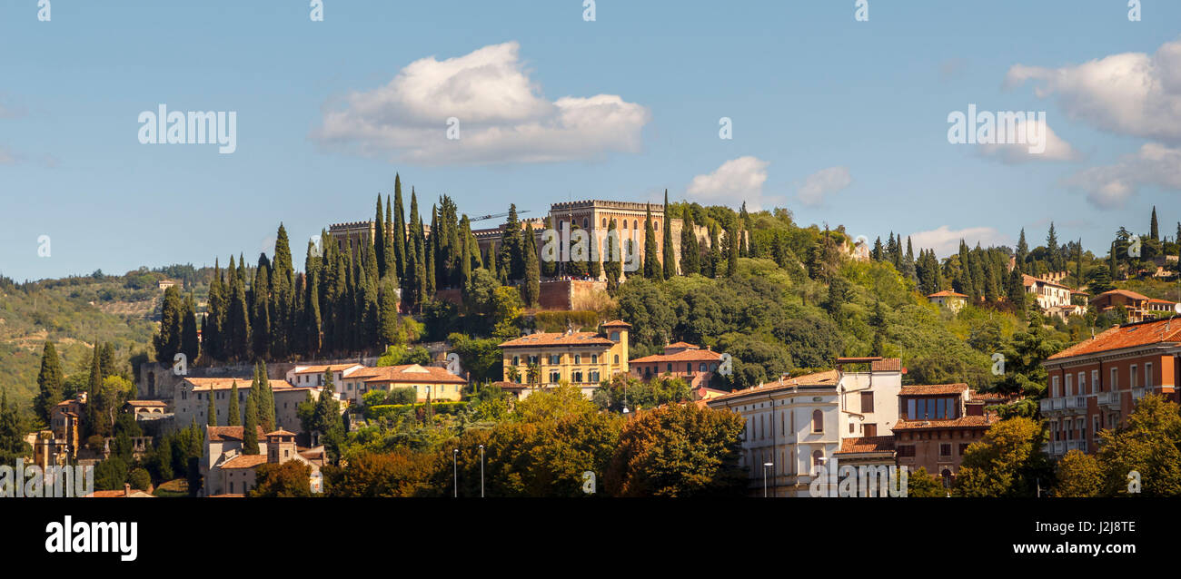 Case sul colle di San Pietro a Verona, Veneto, Italia. Foto Stock